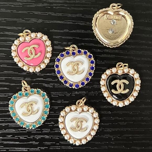Lot Of 5 Chanel Gold Tone Heart Zipper Pull Button Charms 22mm - Picture 2 of 2